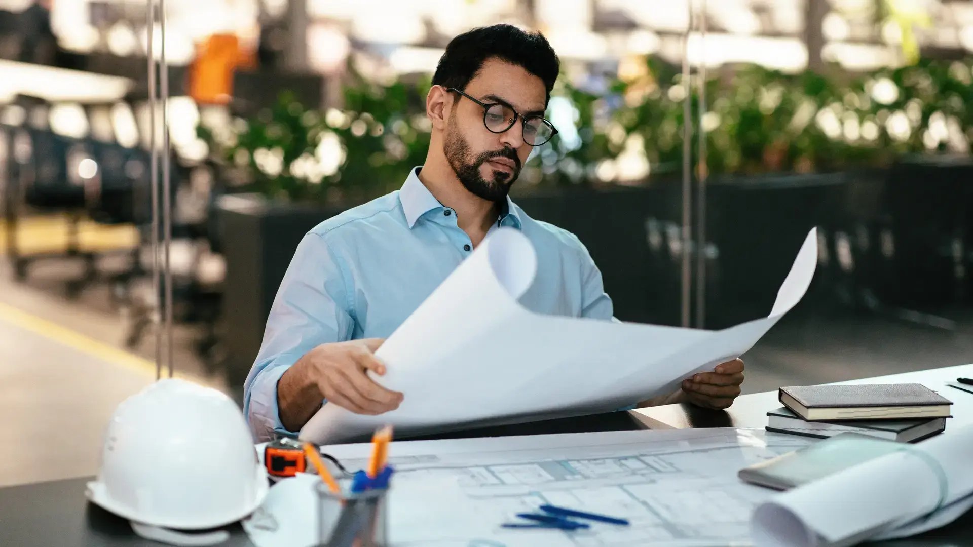 Algemeen bestuursrecht_man_bouwtekeningen