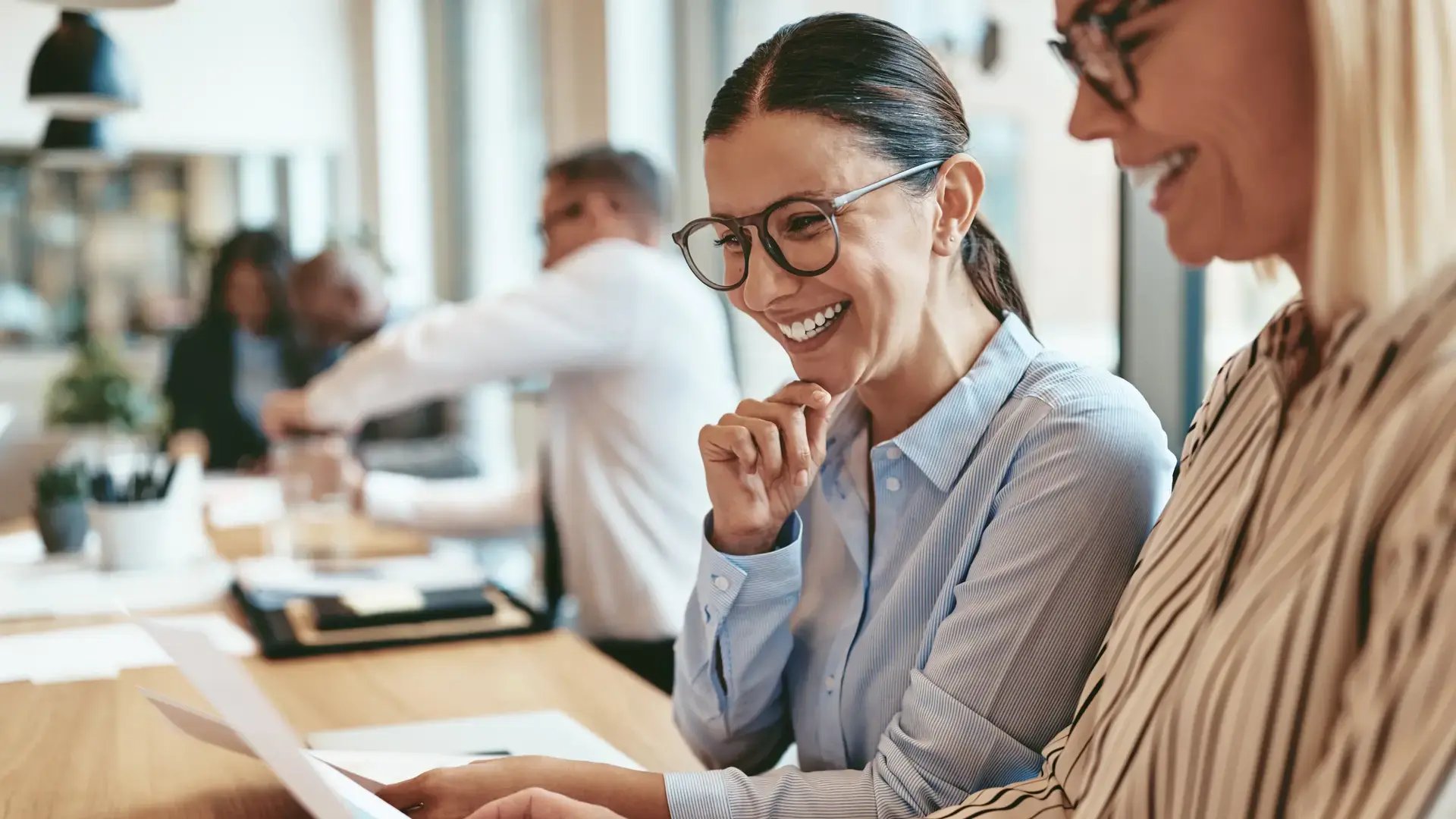 Compliance en integriteit_2vrouwen_documenten_