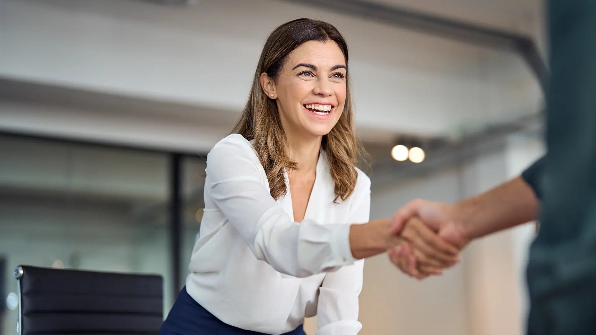 Compliance en intergriteit_vrouw_handen schudden_2