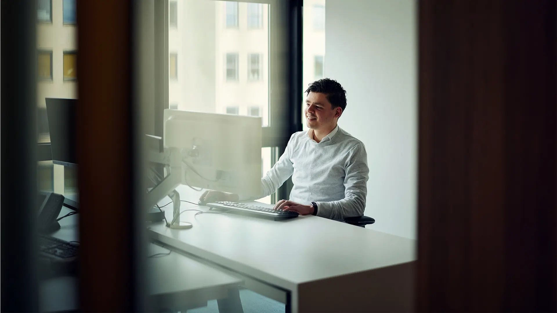 Flexwerken en arbeidsmobiliteit_dirkzwager_kantoor_computer_1