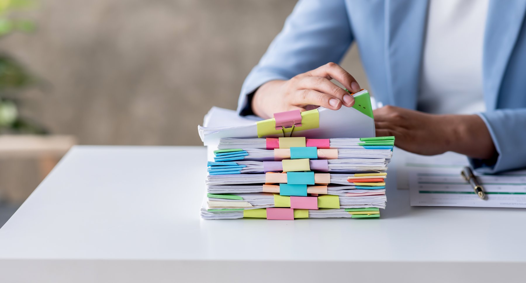 Wanneer telt concernomzet mee bij quasi-inbesteden? Het HvJ EU verduidelijkt de 80%-toets en de rol van omzet van derden.