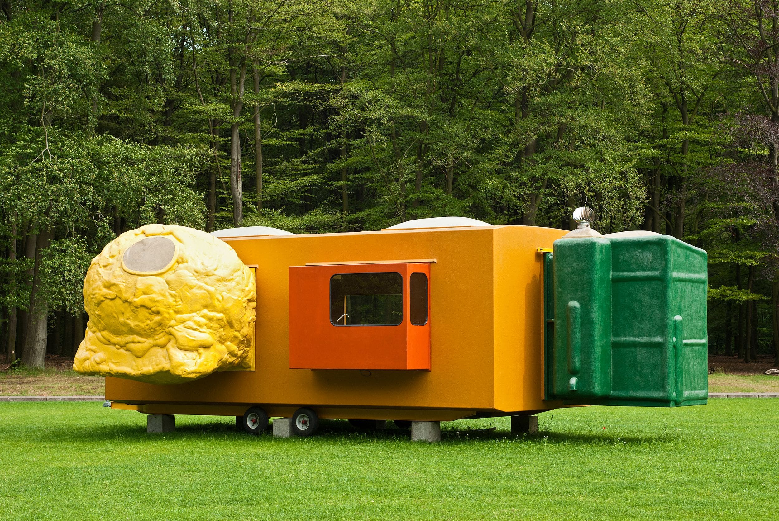 Large-KM 127.508, Joep van Lieshout, Mobile home for Kröller-Müller, 1995, photo_ Marjon Gemmeke-min